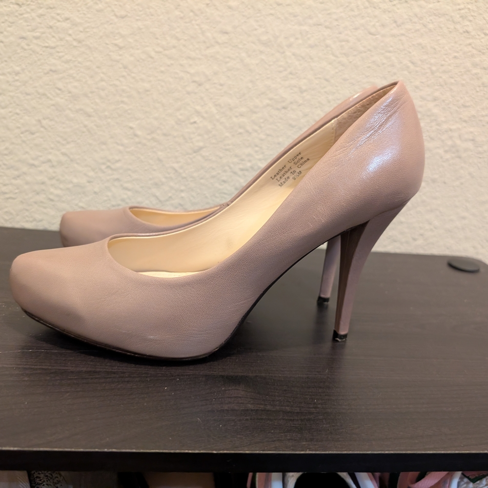 Elegant Women's Tan Pumps